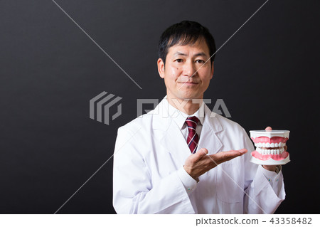中間男性在白大衣 43358482