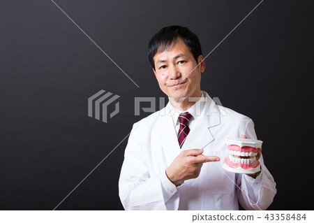 中間男性在白大衣 中間男性在白大衣 43358484