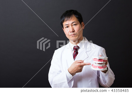 中間男性在白大衣 中間男性在白大衣 43358485