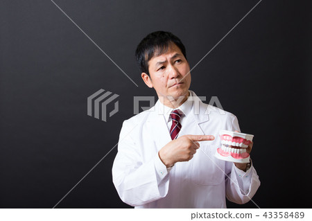 中間男性在白大衣 43358489