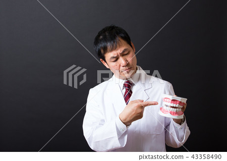 中間男性在白大衣 43358490
