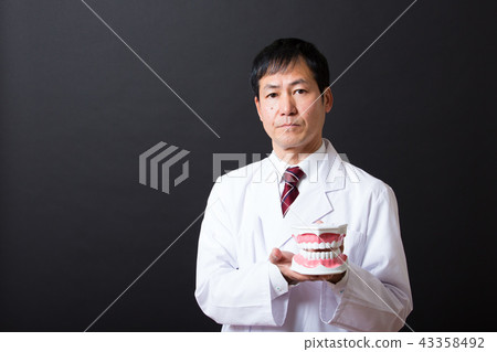 中間男性在白大衣 中間男性在白大衣 43358492