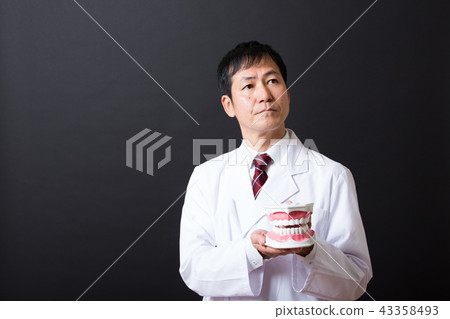 中間男性在白大衣 中間男性在白大衣 43358493