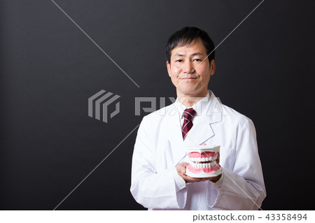 中間男性在白大衣 43358494