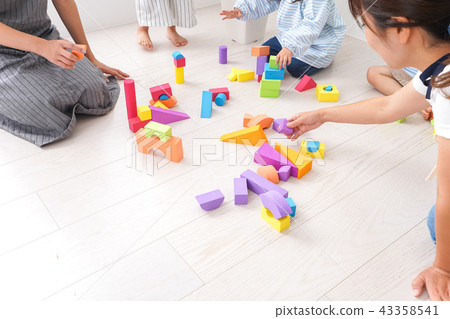 孩子和老師玩積木 43358541