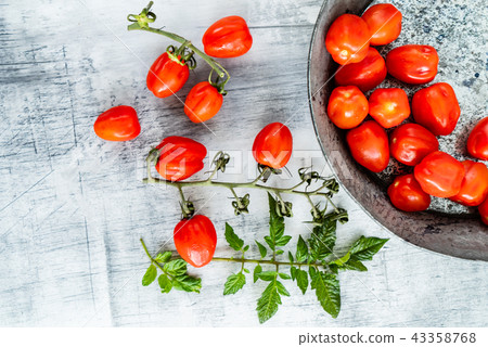 fresh cherry tomatoes 43358768