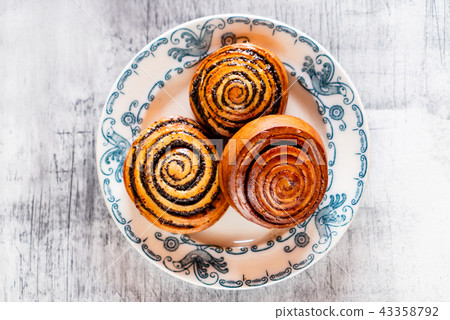 freshly baked cinnamon rolls 43358792