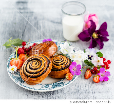 freshly baked cinnamon rolls 43358810