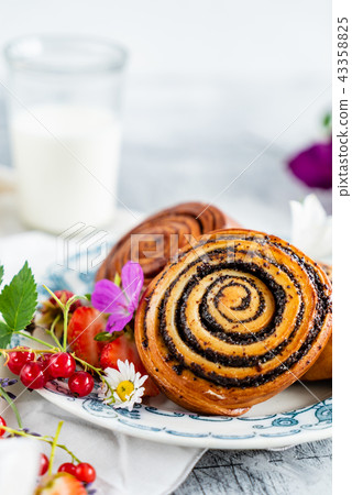 freshly baked cinnamon rolls 43358825