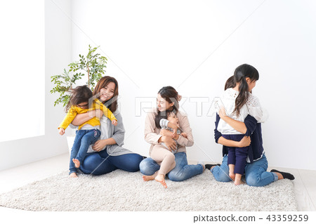 Mother and children, friends 43359259