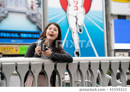 travel woman shooting photos on the bridge. 43359322