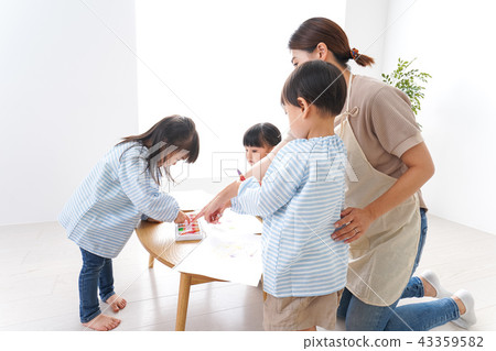 保育老師和幼兒園園長 保育老師和幼兒園園長 43359582