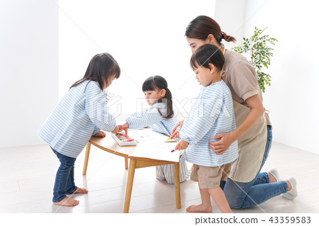 保育老師和幼兒園園長 保育老師和幼兒園園長 43359583