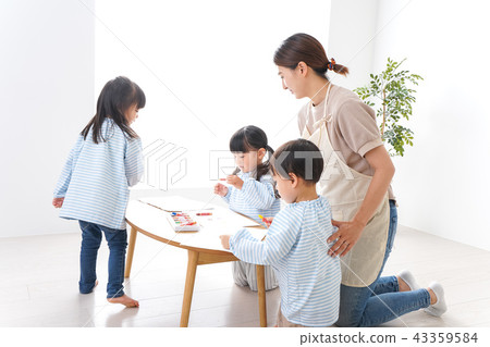 保育老師和幼兒園園長 保育老師和幼兒園園長 43359584