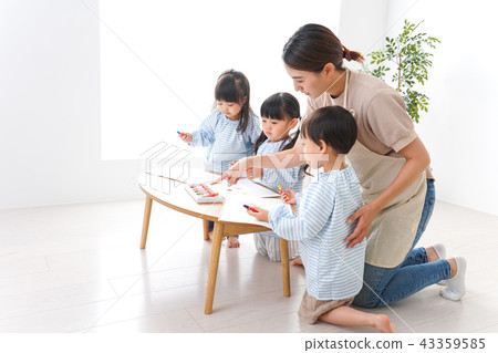 保育老師和幼兒園園長 43359585
