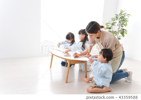 保育老師和幼兒園園長 保育老師和幼兒園園長 43359588