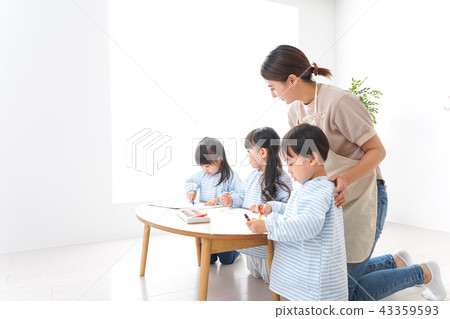 保育老師和幼兒園園長 保育老師和幼兒園園長 43359593