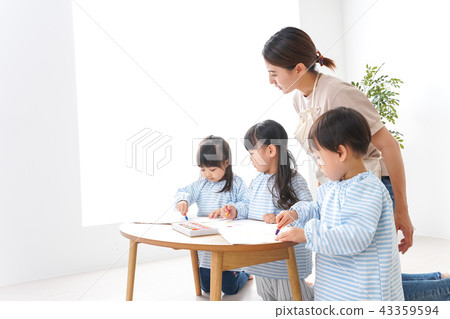 保育老師和幼兒園園長 保育老師和幼兒園園長 43359594