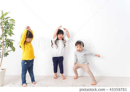 小孩在玩微笑 小孩在玩微笑 43359781