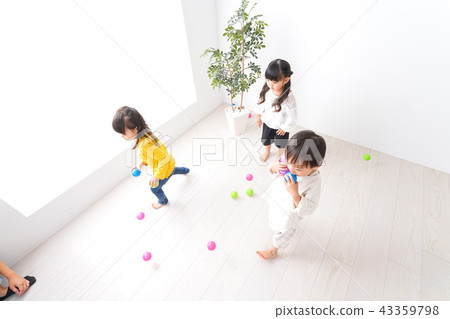 小孩在玩微笑 43359798