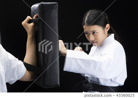 擊中露指手套的女性karateka 43360025