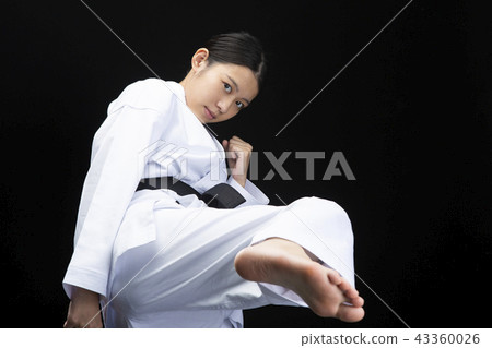 女karateka踢出去 43360026