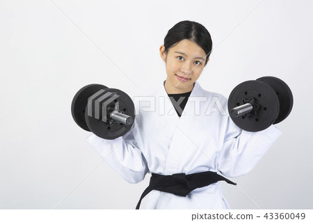 與啞鈴訓練的女性karateka 43360049