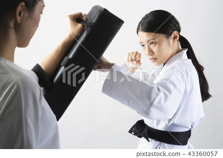 擊中露指手套的女性karateka 擊中露指手套的女性karateka 43360057