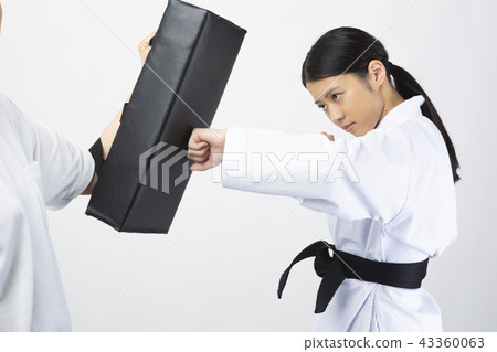 擊中露指手套的女性karateka 43360063