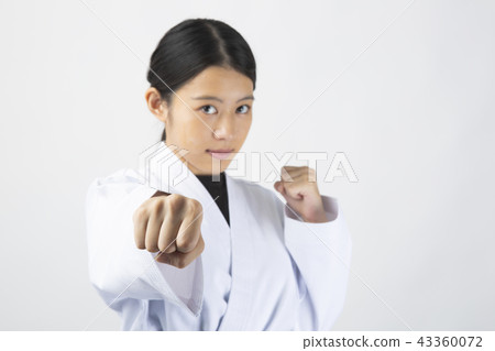 一個女性的空手道，用一個嚴肅的表情發出一拳 43360072