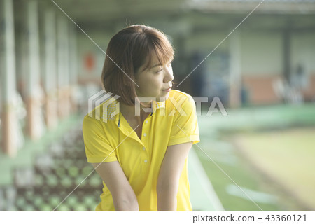 Women playing golf 43360121
