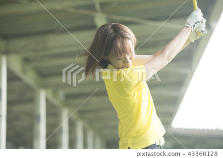 Women playing golf 43360128