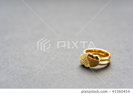 Precious metals and jewelry 43360454