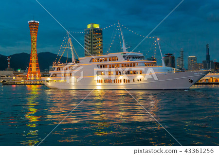 Cityscape view of Port of Kobe with modern yacht. 43361256