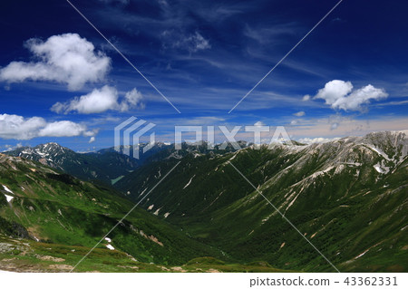 Lake Kurobe and Hakuba Miyama distant view from the way to the summit of the northern Alps quartz mountain 43362331
