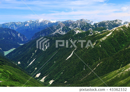 黑部湖和白馬宮山遠眺從北阿爾卑斯山石英山的山頂 43362332