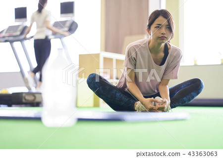 Stretching flexibility gym woman 43363063