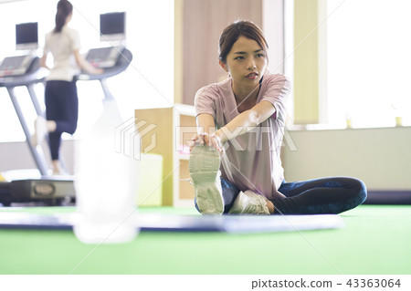Stretching flexibility gym woman Stretching flexibility gym woman 43363064
