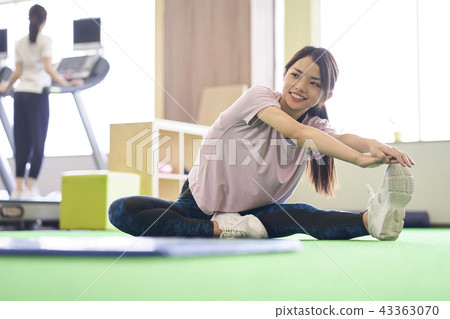伸展靈活性健身房女人 43363070