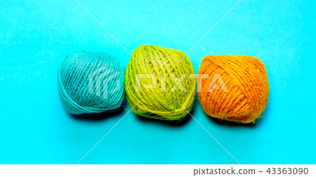 在藍色背景集中的黃色和藍色和橙色毛線 在藍色背景集中的黃色和藍色和橙色毛線 43363090
