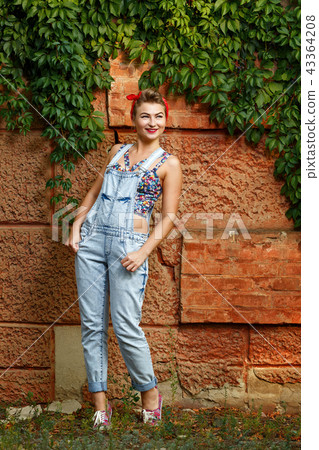 Pin-up girl Pin-up girl 43364208