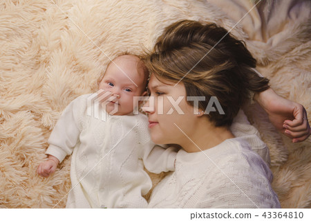 Mother and newborn daughter Mother and newborn daughter 43364810