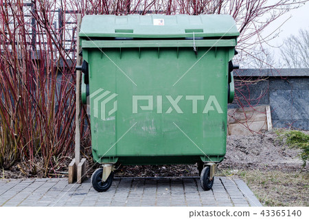 Dung tank. Dung container. Tank debris. Dung tank. Dung container. Tank debris. 43365140