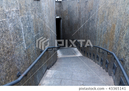 Down stairs. Lowering the stairs. Look down. Down stairs. Lowering the stairs. Look down. 43365141