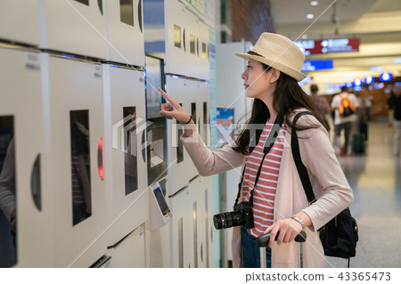 visitor browzing intelligent coin lockers. 43365473