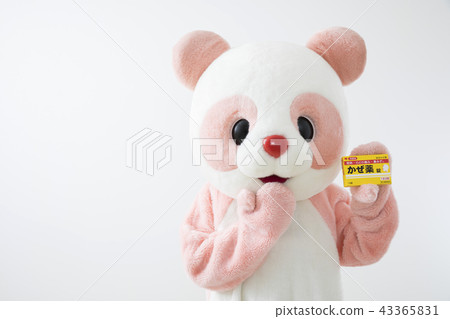 與冷醫學可愛的白色背部的服裝熊貓 43365831