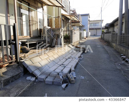 熊本地震後的第二天受損的住宅區和倒塌的街區（熊本市中央區） 43366847