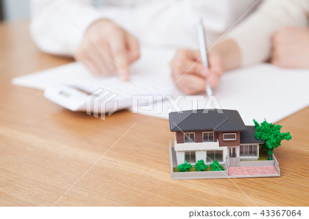 A young couple 43367064