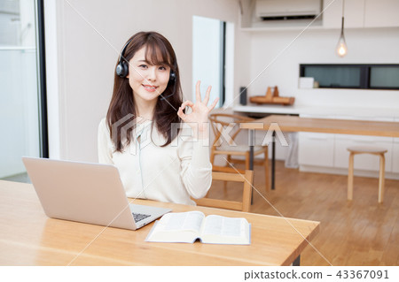 young woman      43367091