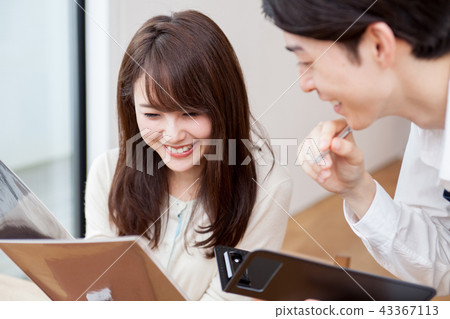 Young woman ordering in a cafe Young woman ordering in a cafe 43367113